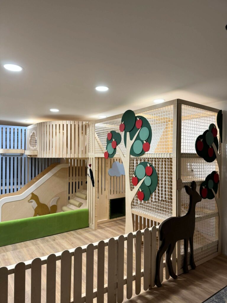 Bawialnie lesna z lisem sarna i dzieciolem